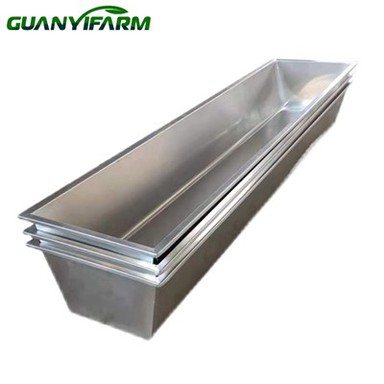 Kovinska krmilna korita za govedo